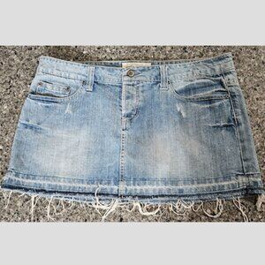 Low-rise Frayed denim mini skirt